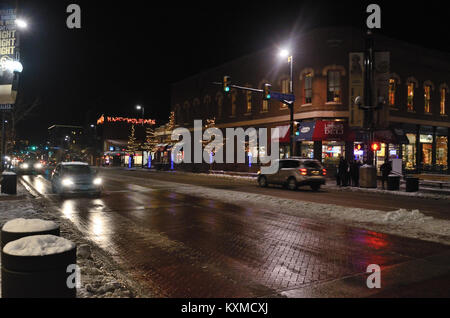 Nass, winterliche Broadway Street in Boulder, Colorado, während der Ferien, Winter, Pearl Street Mall Stockfoto