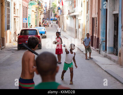 Kubanische Kinder spielen Baseball auf der Straße in Havanna, Kuba. Stockfoto