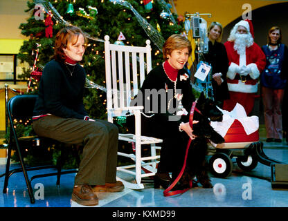 First Lady Laura Bush stellt ihre Scottish Terrier Barney Bush in der National Medical Center während der jährlichen Weihnachtsprogramm und Besuch im Krankenhaus in Washington, DC am 12. Dezember 2003. Frau Bush ist von Stephanie Chapman begleitet. Obligatorische Credit: Susan Sterner/White House über CNP/MediaPunch Stockfoto