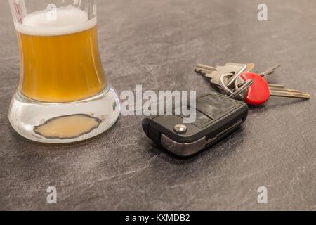 Glas Bier und Auto Taste auf Graue Tabelle Stockfoto