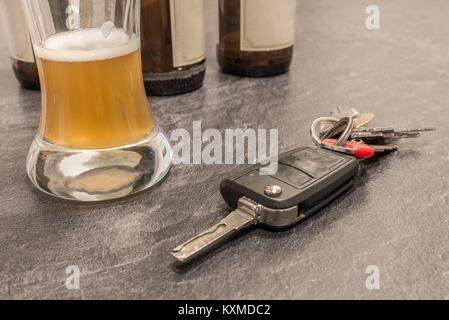 Glas Bier und Auto Taste auf Graue Tabelle Stockfoto