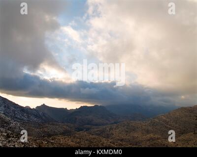 Sturmwolken über Spitzen Stockfoto