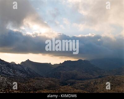 Sturmwolken über Spitzen Stockfoto