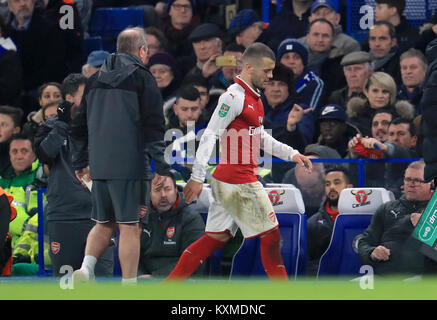 Von Arsenal Jack Wilshere verlässt die Tonhöhe während des Carabao Cup Halbfinale, Hinspiel Match an der Stamford Bridge, London verletzt. Stockfoto