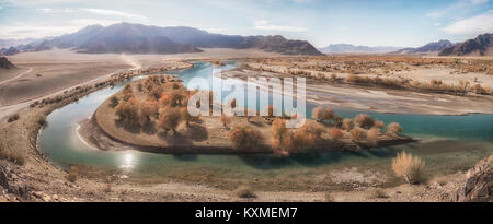 Green River Bank gelbe Blätter fallen goldene Stunde Ruhe stream Mongolei panorama Stockfoto