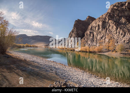 Green River Bank gelbe Blätter fallen goldene Stunde Ruhe stream river Reflexionen Klippen der Mongolei Stockfoto