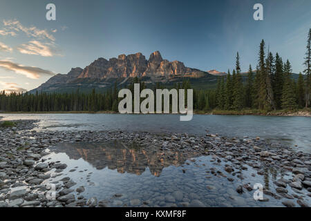 Schloss Berg reflektiert in einem kleinen Pool von Bow River, Banff National Park, Alberta, Kanada Stockfoto