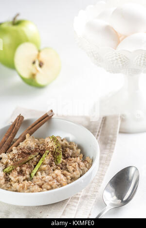 Hafer mit Ei und grüner Apfel Stockfoto