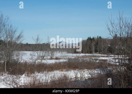 Schnee und Eis im Winter Blick auf die Sacandaga River Valley in den Adirondack Mountains, New York, USA Stockfoto