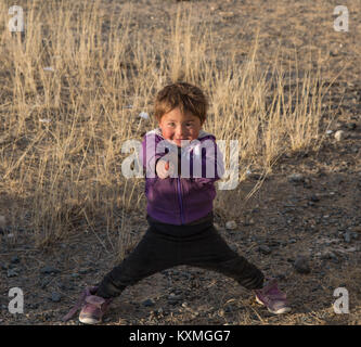 Mongolische Kid spielen lustige braune Augen Stockfoto