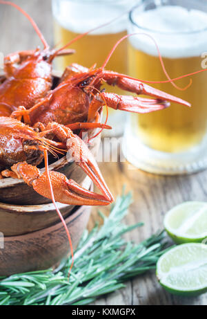 Schale gekochte Flusskrebse mit zwei Becher Bier Stockfoto