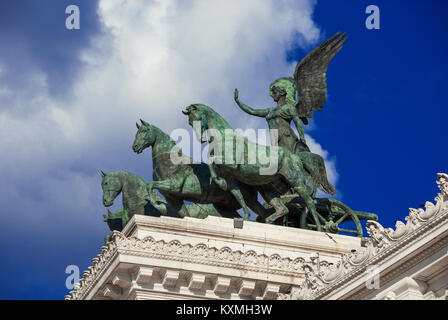 Bronze Quadriga mit Winged Victory Göttin oben Denkmal für Vittorio Emanuele II in der Mitte von Rom, errichtet im Jahre 1927 Stockfoto