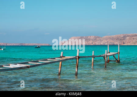 Alte Holz-/Metallwerft im Meer Stockfoto