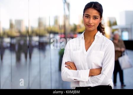 Unabhängige Unternehmer weiblich Frau Business Executive Art mit hellen freundlichen Lächeln Stockfoto