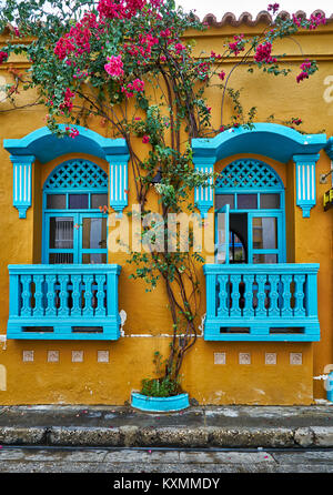 Typischen bunten Fassaden mit Blumen und Balkonen der Häuser in Cartagena de Indias, Kolumbien, Südamerika Stockfoto
