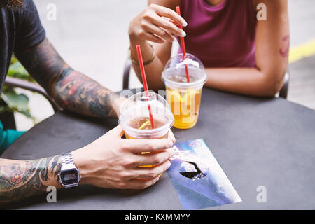 7/8 Schuß von multi-ethnische hipster Paar an Sidewalk Cafe, Shanghai French Concession, Shanghai, China Stockfoto