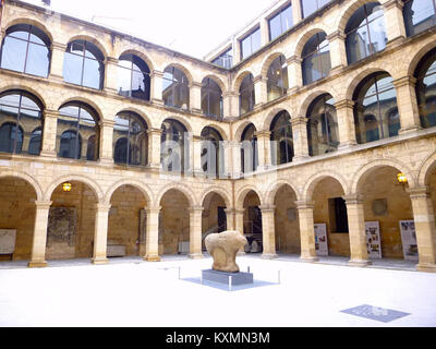 Das Baskische Museum in Bilbao, das sich im ehemaligen Kreuzgang der Kirche Santos Juanes befindet, bietet archäologische, ethnographische und historische Sammlungen, die die baskische Kultur repräsentieren. Stockfoto