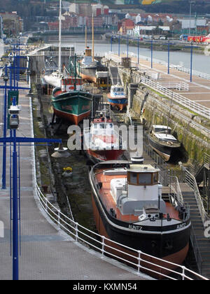 Das Maritime Museum von Bilbao befindet sich an der Ría de Bilbao in Spanien. Es zeigt die maritime Geschichte der Stadt, einschließlich Schiffbau, Schifffahrt und maritimer Industrie. Stockfoto