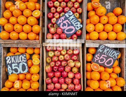 Frische Äpfel und Orangen in Kisten auf Marktstand, Montevideo, Uruguay, Südamerika Stockfoto