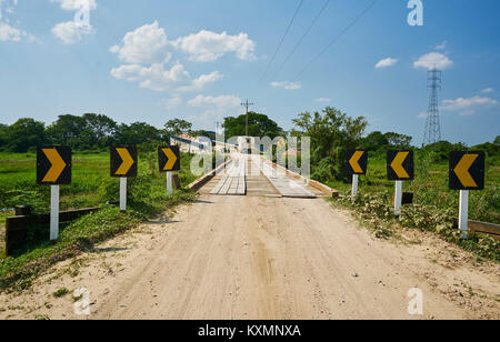 Wohnmobil fahren über die Brücke auf die unbefestigte Straße, Bonito, Mato Grosso do Sul, Brasilien, Südamerika Stockfoto