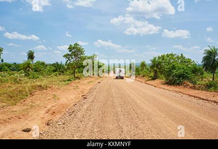 Wohnmobil fahren auf unbefestigten Straße, Bonito, Mato Grosso do Sul, Brasilien, Südamerika Stockfoto