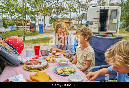 Familie Picknick Tisch feiern jungen Geburtstag, Florianopolis, Santa Catarina, Brasilien, Südamerika Stockfoto