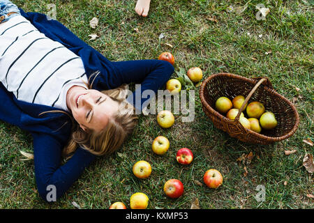 Frau mit Korb Äpfel Stockfoto