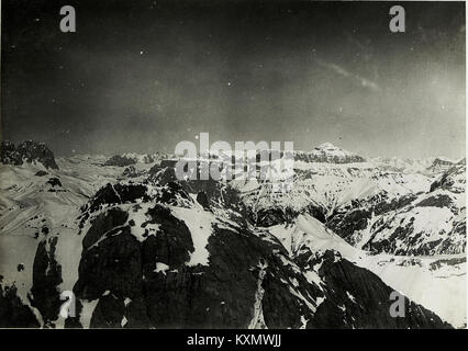 Dieses Foto erfasst den Blick von der Cima di Costabella in der Sella-Gruppe, Italien, mit Blick nach Nordosten über Col Ombert und Contrintal in Richtung der Cadin-Wände und des Marmolada-Massivs, einschließlich des Gran Vernel-Gipfels. Stockfoto