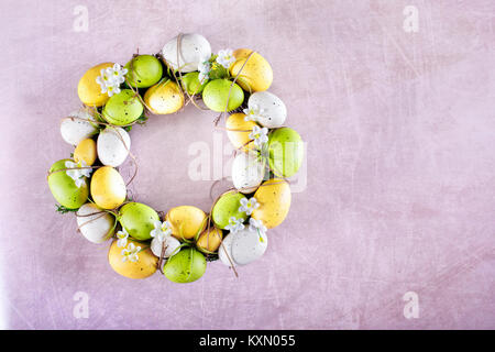 Ostern Kranz aus Blumen und Eier auf Rosa pastell Hintergrund, flach mit Kopie Raum legen. Stockfoto
