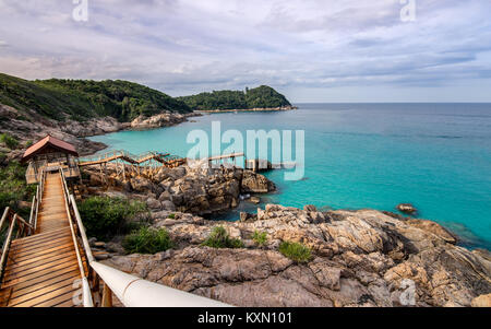 Betontreppen und Weg hinunter zum 'broken Paradise Pier" in einem leeren Schacht auf Perhentian Kecil, Malaysia. Stockfoto