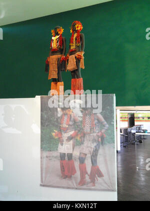 Die Berohokã-Kleidung, die im Memorial dos Povos Indígenas in Brasília, Brasilien, ausgestellt wird, ist ein traditionelles, indigenes Kleidungsstück, das das kulturelle Erbe der brasilianischen indigenen Völker repräsentiert. Stockfoto
