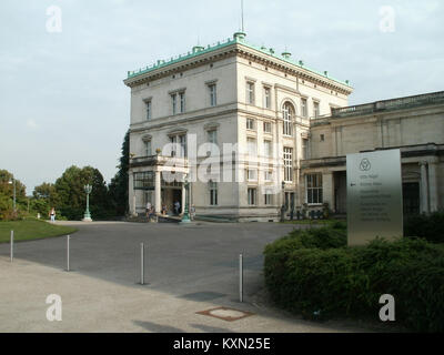 Die Villa Hägel in Essen ist ein kleines historisches Haus auf einem Anwesen mit architektonischen Merkmalen und einer Gartenanlage, fotografiert am 24. August 2012. Stockfoto