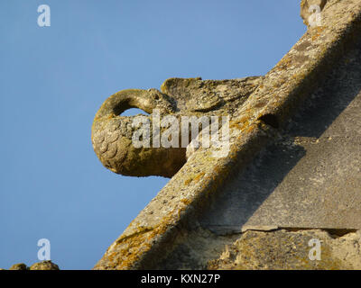 Attigny (Ardennen) Église Notre-Dame, Skulptur sur un de pignons, 06. Stockfoto