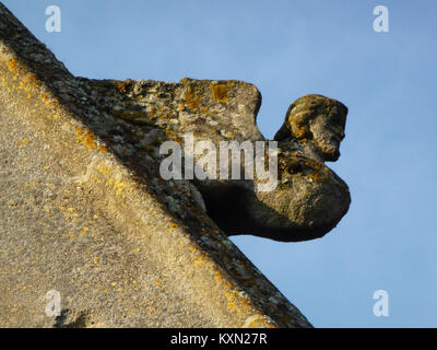 Attigny (Ardennen) Église Notre-Dame, Skulptur sur un de pignons, 07. Stockfoto