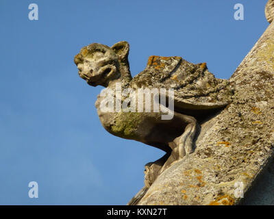 Attigny (Ardennen) Église Notre-Dame, Skulptur sur un de pignons, 08. Stockfoto