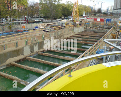 Dieses Bild zeigt die Baugrube für die U-Bahn-Erweiterung U5 in Berlin und veranschaulicht die frühen Phasen der städtischen Infrastrukturentwicklung für den öffentlichen Nahverkehr. Stockfoto