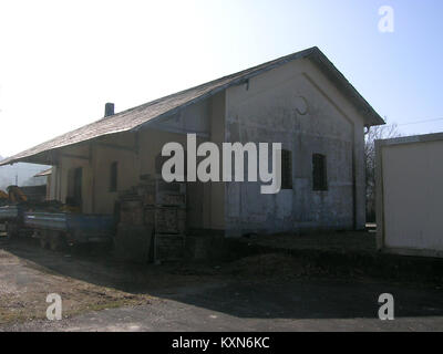 Eine detaillierte Ansicht der Laderampe 7 des Bahnhofs Eichstätt, die die Infrastruktur für den Güter- und Güterumschlag in Deutschland zeigt. Stockfoto