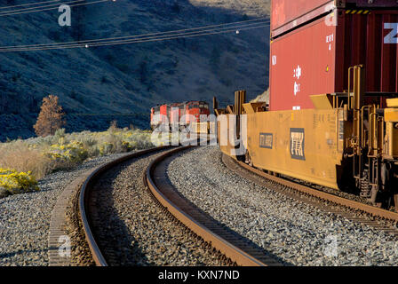 CN Rail Schwefel Zug Richtung Osten am östlichen Ende von Kamloops Lake BC 20070912 Stockfoto