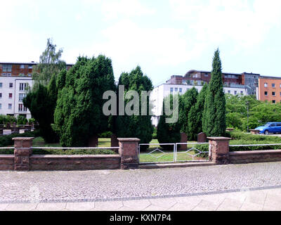 Dieses Bild zeigt den sowjetischen Kriegsfriedhof in der August-Bebel-Straße 10 in Berlin, wo das Denkmal für sowjetische Soldaten, die während des Zweiten Weltkriegs starben, und den historischen Kontext der Nachkriegszeit dargestellt ist. Stockfoto