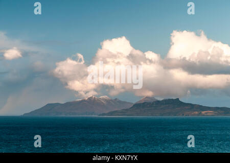 Die kleinen Inseln von Rum und Eigg aus Fascadale in Ardnamurchan, Lochaber, Schottland. 26. Dezember 2017. Stockfoto