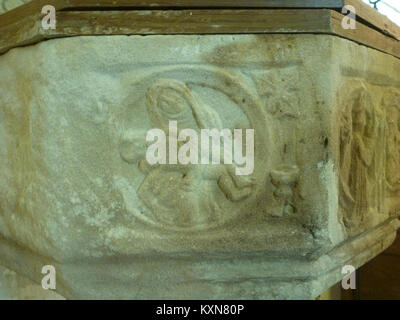 Baptistère von Notre-Dame de Champ-le-Duc, Frankreich, zeigt architektonische Details und religiöse Bedeutung des Tauftafens. Stockfoto