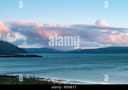 Abends Licht in Richtung Loch Sunart, Ardnamurchan, Lochaber, Schottland. 26. Dezember 2017. Stockfoto