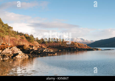 Blick nach Norden Osten entlang Loch Sunart auf einen schneebedeckten Ben Resipol im Hintergrund, Ardnamurchan, Lochaber, Schottland. 28. Dezember 2017. Stockfoto