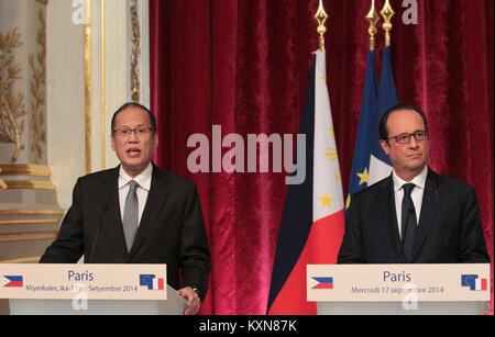Der philippinische Präsident Benigno Aquino III und der französische Präsident Francois Hollande nehmen am 19. Juli 2014 an einer gemeinsamen Pressekonferenz im Elysée-Palast in Paris teil. Stockfoto