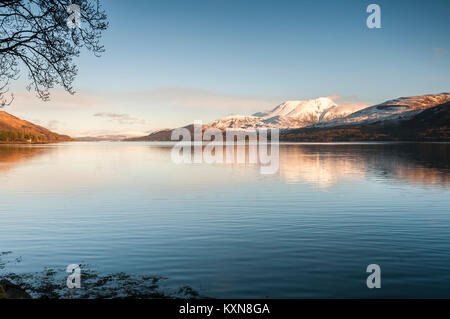 Ben Nevis "Ben" in der Nähe von Fort William, Lochaber, Schottland, im Schnee mit einer Cloud Halskette abgedeckt. 28. Dezember 2017. Stockfoto