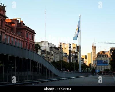 Die argentinische Flagge in der Casa Rosada in Buenos Aires, Argentinien, symbolisiert die nationale Identität und Regierungsvertretung am 22. November 2014. Stockfoto