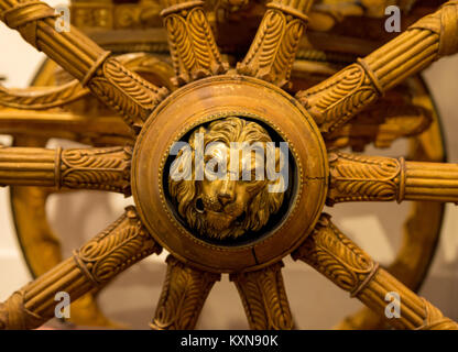 Golden lion Verschönerung von der Nabe der staatlichen Beförderung Rad, Schloss Nymphenburg, Bayern, Deutschland. 1. Oktober 2017 getroffen. Stockfoto