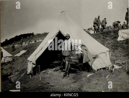 Dieses Foto zeigt schwarz-weiße türkische Offiziere des XV. Osmanischen Korps am 15. August 1916 vor ihrem Zelt, die das militärische Leben während des Ersten Weltkriegs veranschaulichen Stockfoto