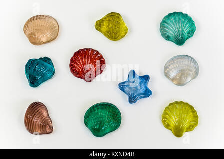 Farbenfrohe Muschel Schmuck aus Glas auf weißem Hintergrund Stockfoto