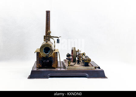 Spielzeug Dampfmaschine Fabrik auf weißem Hintergrund Stockfoto